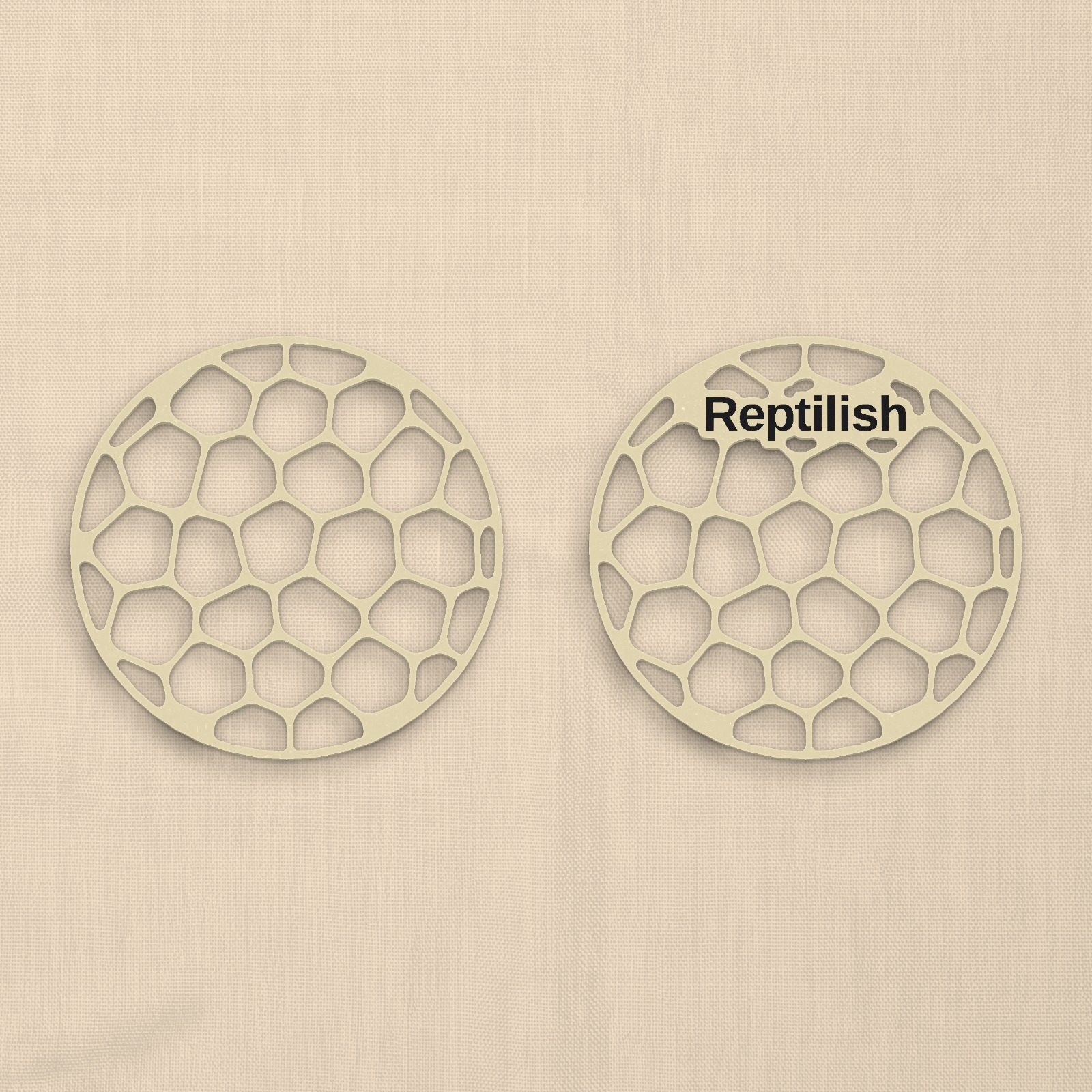 A round plate without engraving and a round plate with engraved text